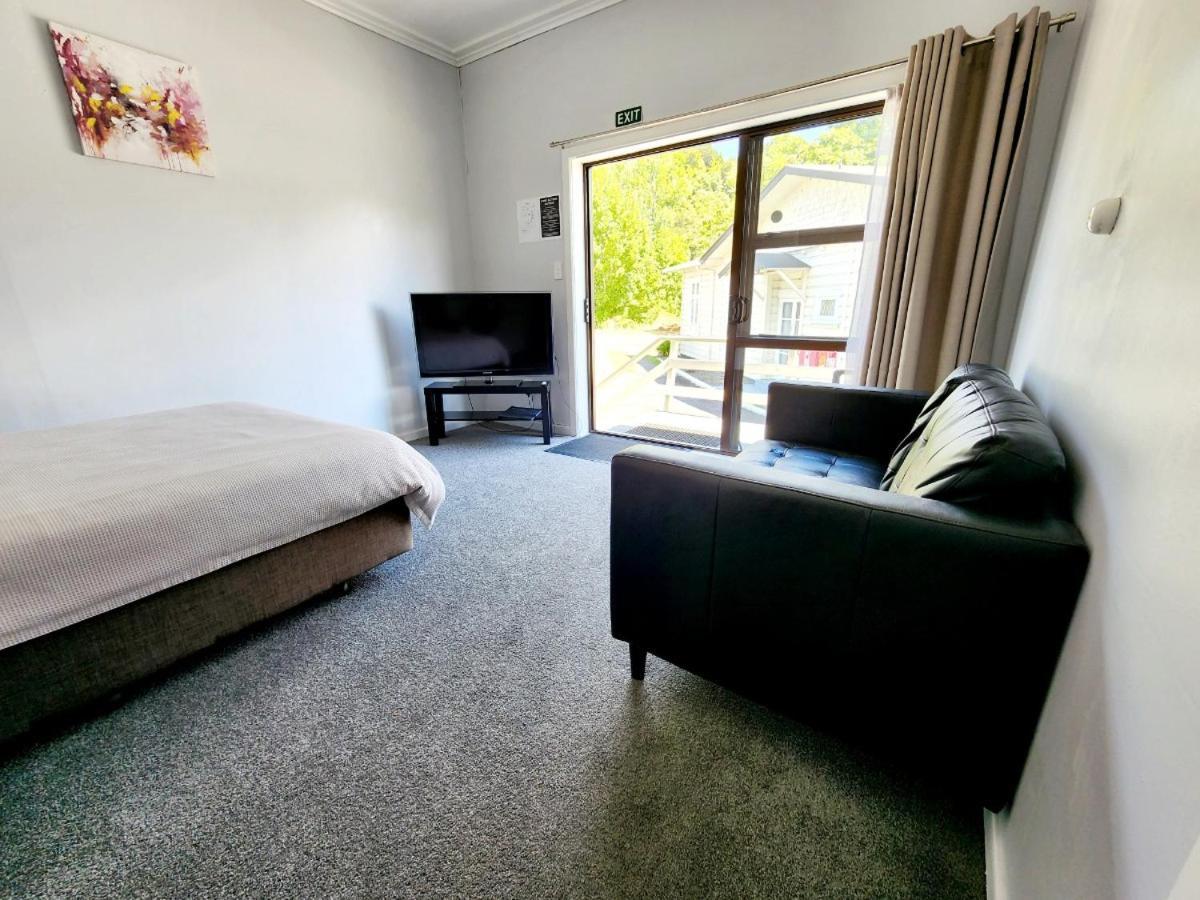 Kelly'S Riverside Motel Taumarunui Exterior photo